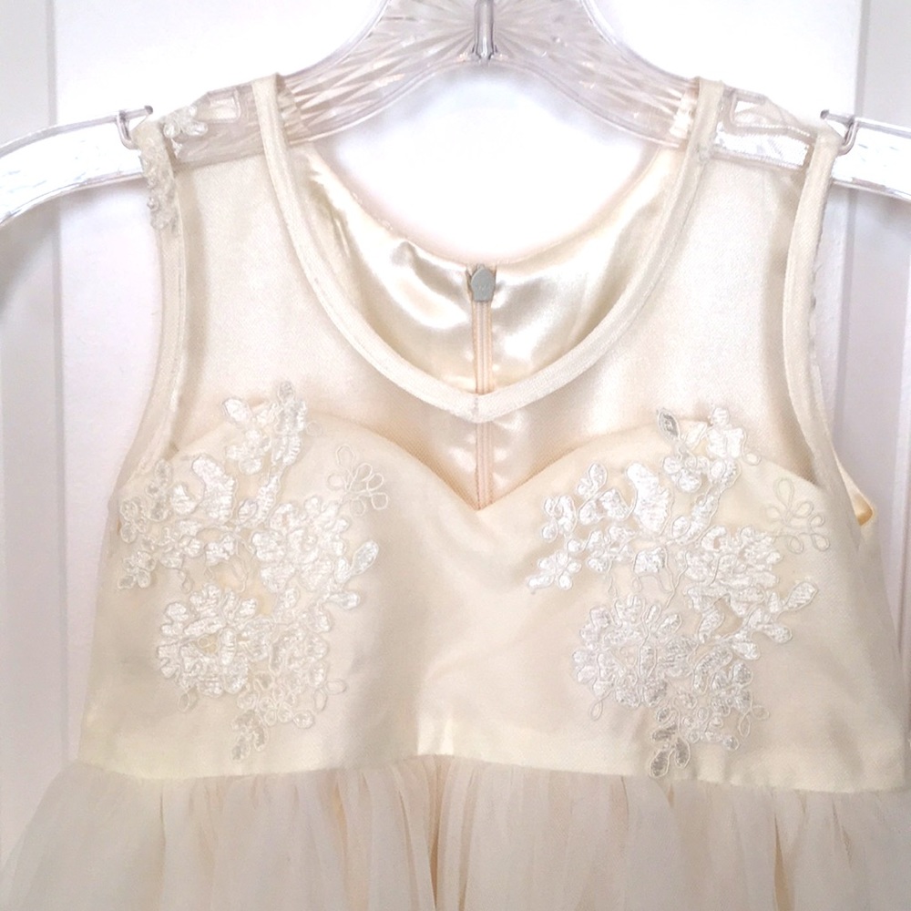 **Fattiepie Ivory Lace Keyhole Flower Girl Dress
